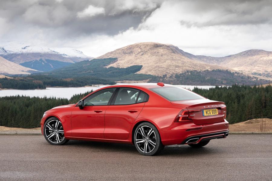  Volvo S60 T5 R-Design 2019 года  (UK) (фото 18 из 40)